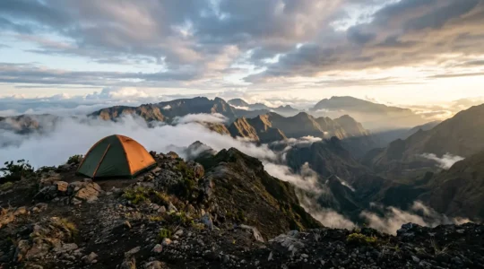 Tentes de bivouac au lever du soleil dans les montagnes de La Réunion avec vue sur les cirques