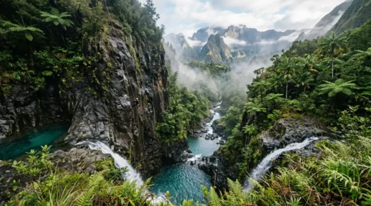 Canyon tropical avec rappel en descente, parois basaltiques et vasques turquoise, végétation luxuriante
