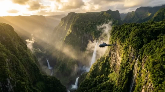 Vue aérienne spectaculaire du Trou de Fer avec hélicoptère survolant les cascades vertigineuses
