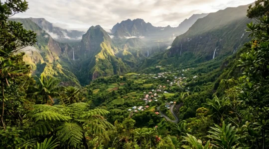 Vue panoramique du cirque de Salazie avec ses cascades, sa végétation tropicale luxuriante et le village créole d'Hell-Bourg niché dans les montagnes