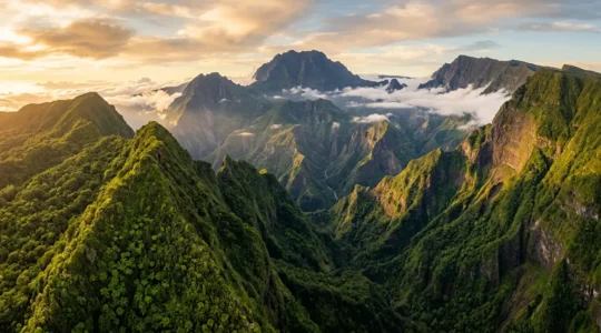 Vue panoramique aérienne des pitons, cirques et remparts de La Réunion classés au patrimoine mondial de l'UNESCO