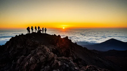 Vue spectaculaire du lever de soleil depuis le sommet du Piton des Neiges à 3071 mètres d'altitude