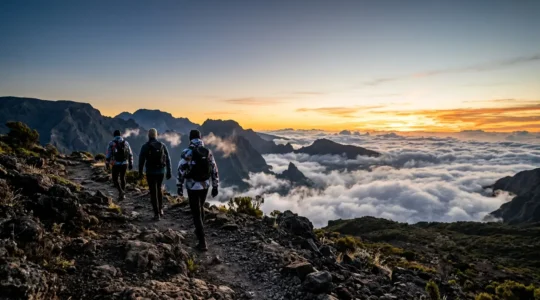 Randonneurs sportifs sur le sentier du Piton des Neiges au lever du soleil pendant l'hiver austral
