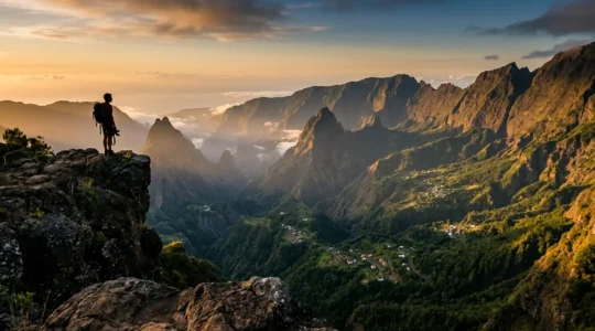 Vue panoramique d'un randonneur contemplant le cirque de Mafate à La Réunion depuis un promontoire rocheux