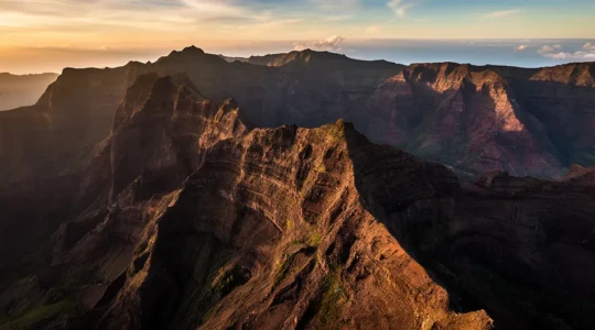 Vue aérienne du cirque de Mafate avec ses pitons verdoyants et ses îlets isolés à La Réunion