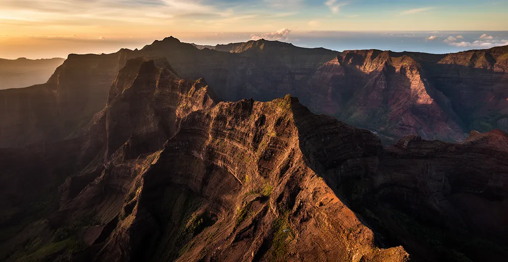 Vue aérienne du cirque de Mafate avec ses pitons verdoyants et ses îlets isolés à La Réunion