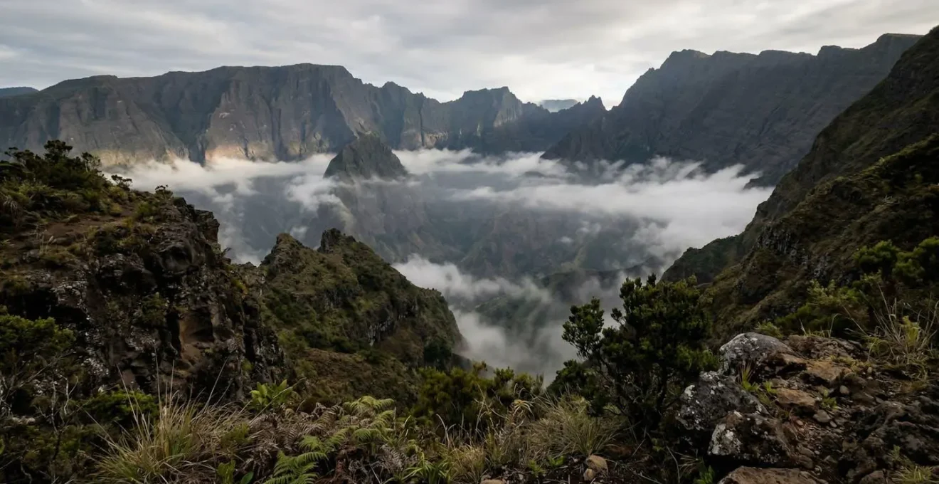 Vue aérienne du cirque de Mafate montrant l'isolement géographique qui servait de refuge aux esclaves marrons