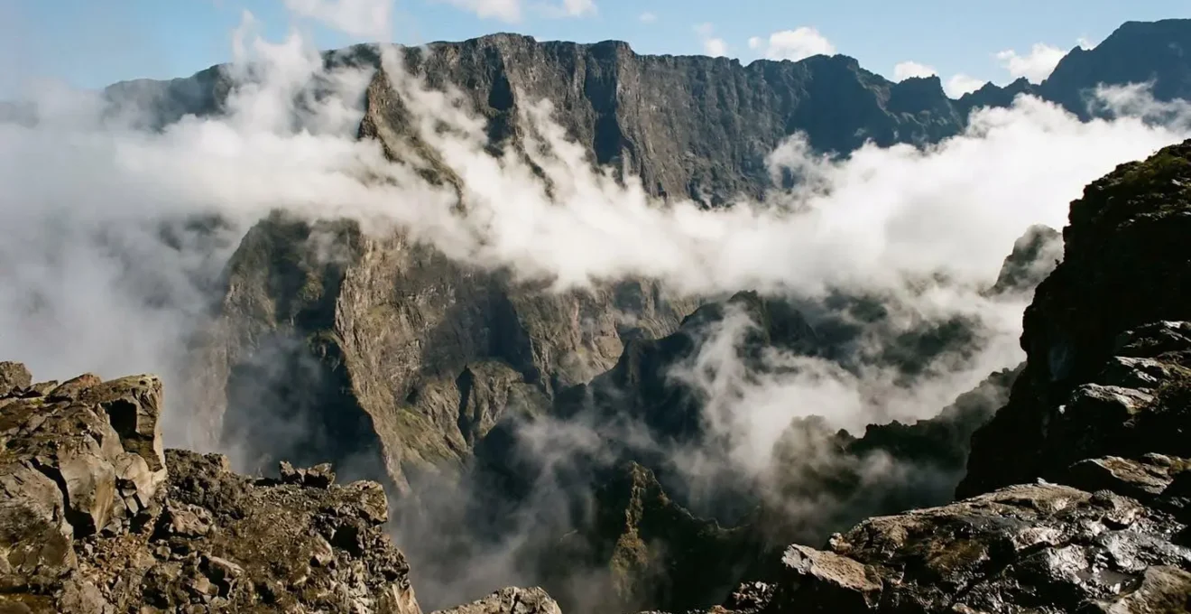 Formation de nuages orographiques sur les remparts du cirque de Mafate illustrant les forces d'érosion