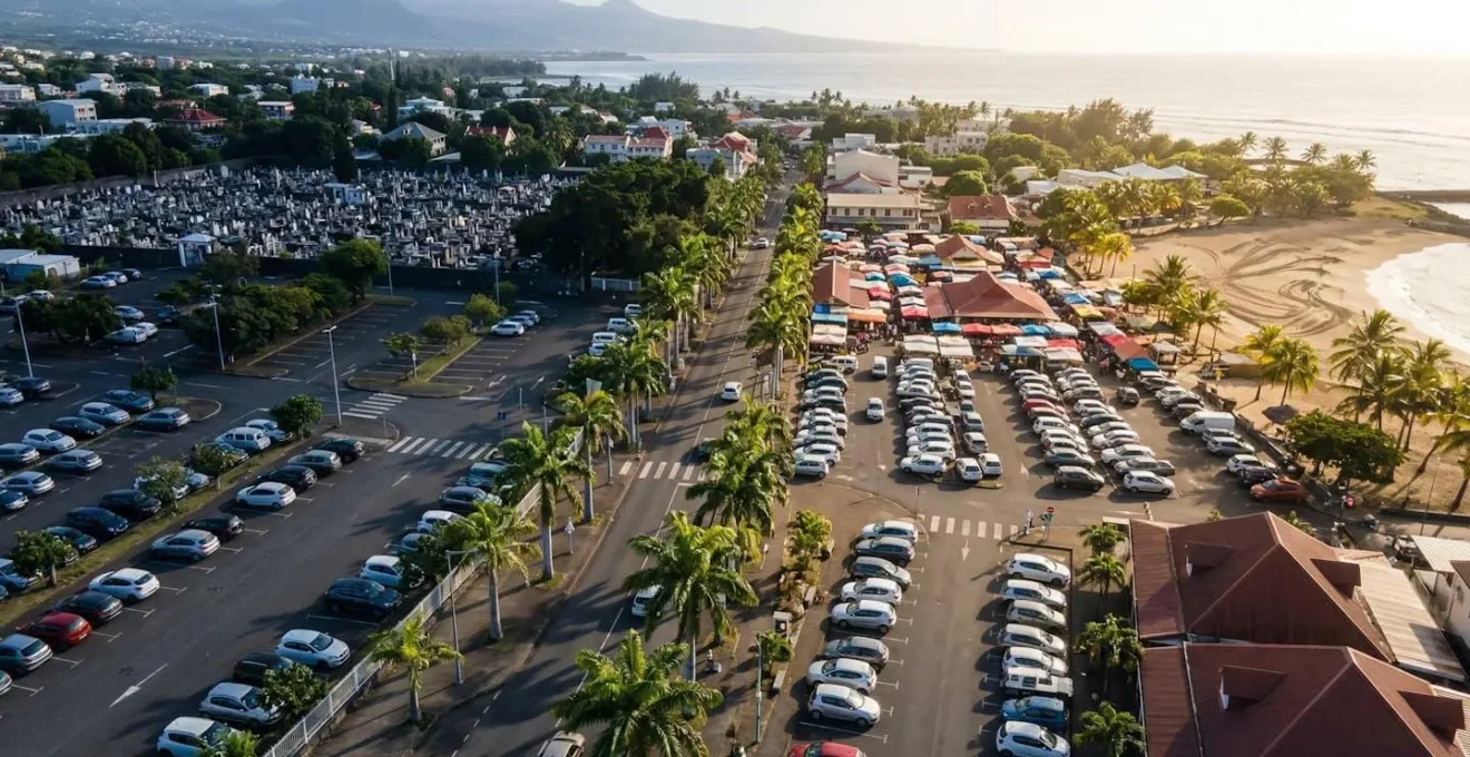 Vue aérienne du front de mer de Saint-Paul montrant les zones de stationnement et le marché forain