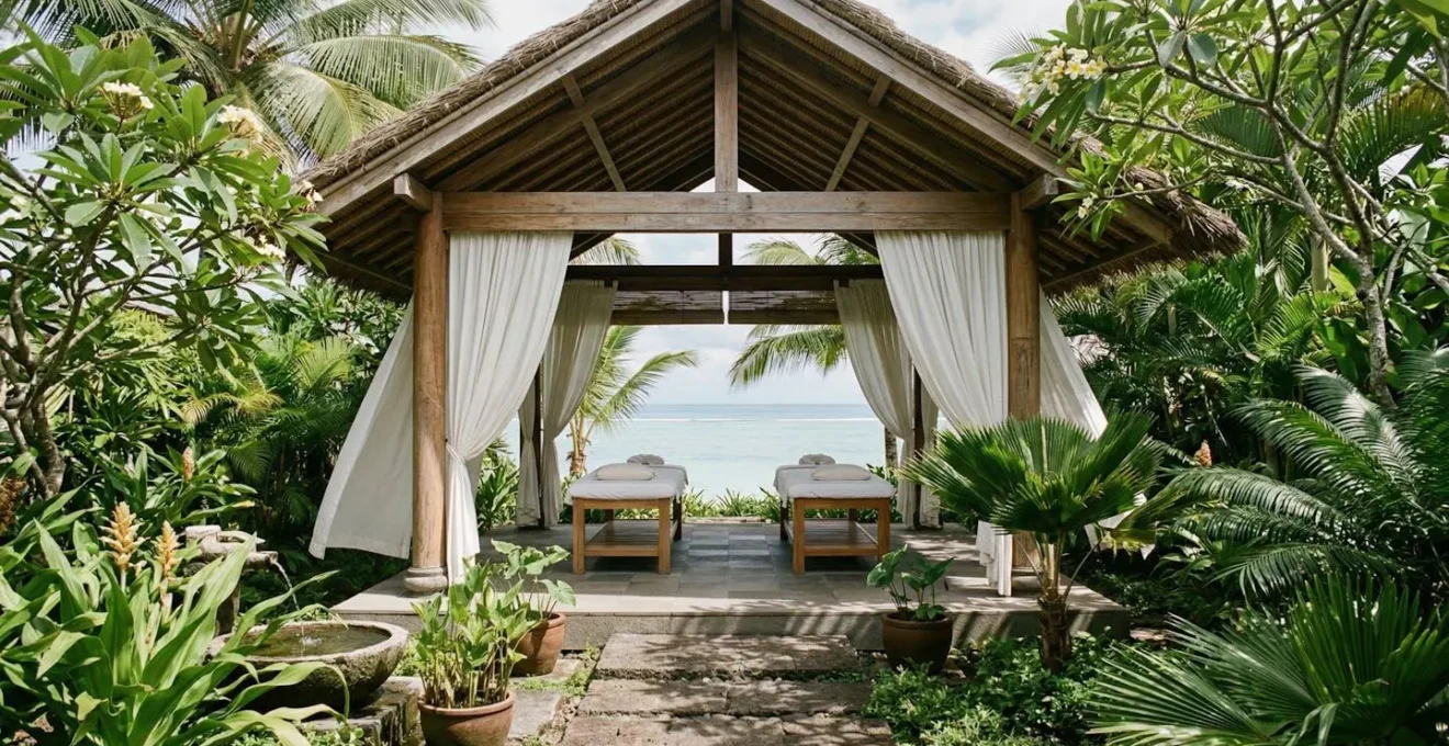 Pavillon de spa en bois naturel entouré de végétation tropicale avec vue sur l'océan
