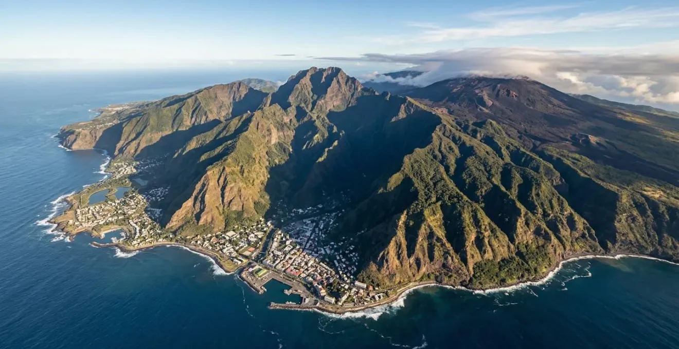 Carte topographique de La Réunion montrant les trajectoires de vol depuis Saint-Gilles et Saint-Pierre
