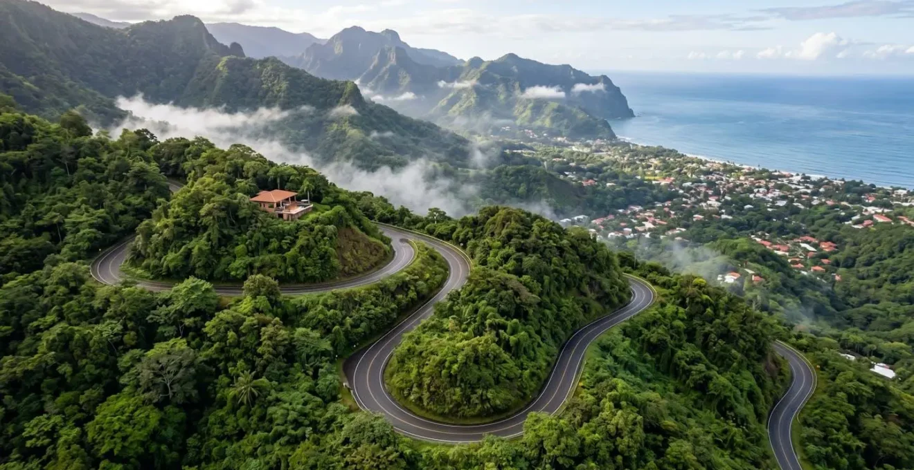 Vue aérienne d'une route sinueuse de montagne avec virages en lacets